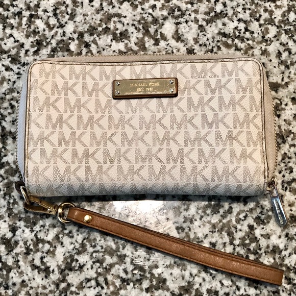 Michael Kors Handbags - Michael Kors Gold/Cream Zipper Wallet w/Wriststrap